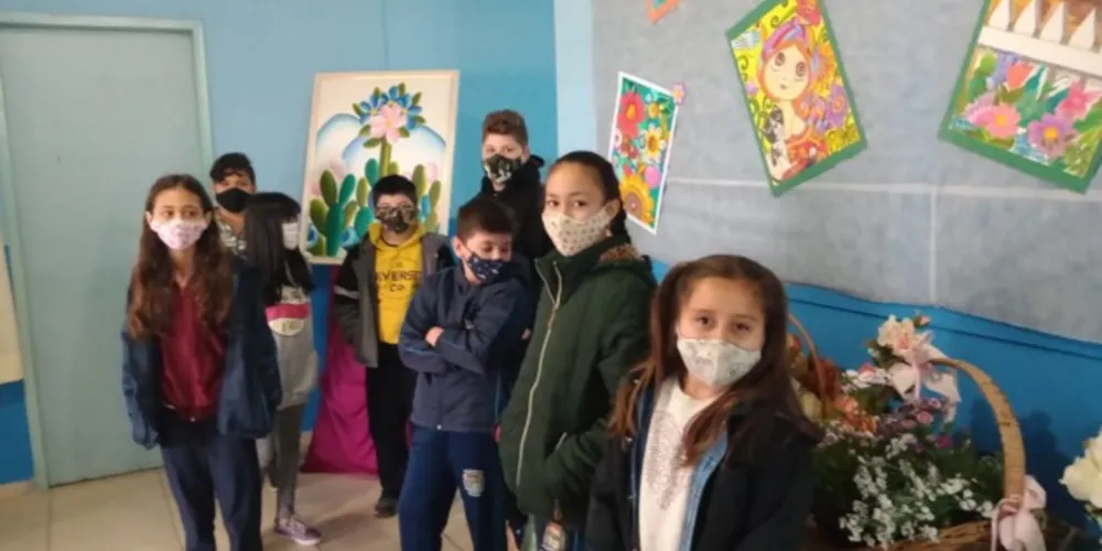 Registros mostram os trabalhos em sala, painel e fotos tiradas pelos alunos