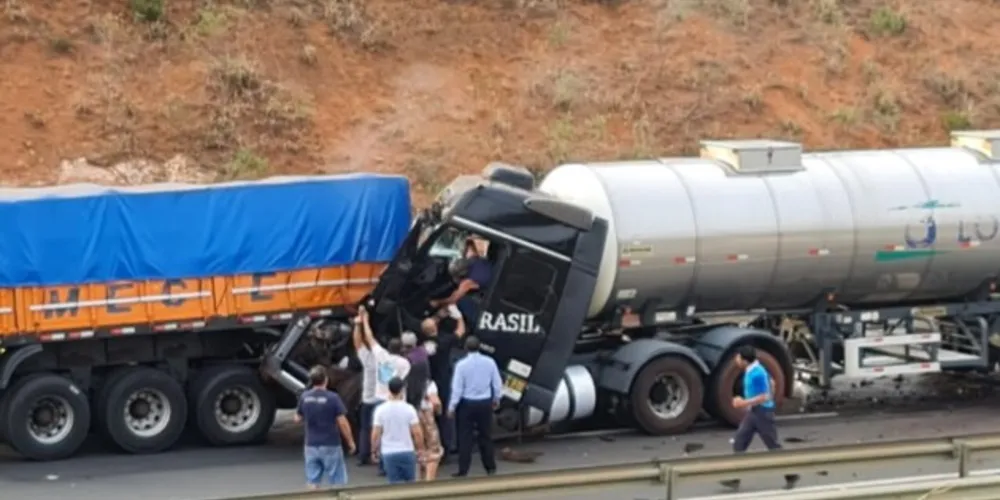 Batida traseira envolveu dois caminhões na região dos Campos Gerais