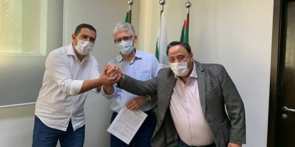 O deputado Hussein Bakri, o secretário de Estado da Agricultura, Norberto Ortigara, e o prefeito Abimael do Valle assinaram convênio de 10km de pavimentação poliédrica rural para São João do Triunfo.