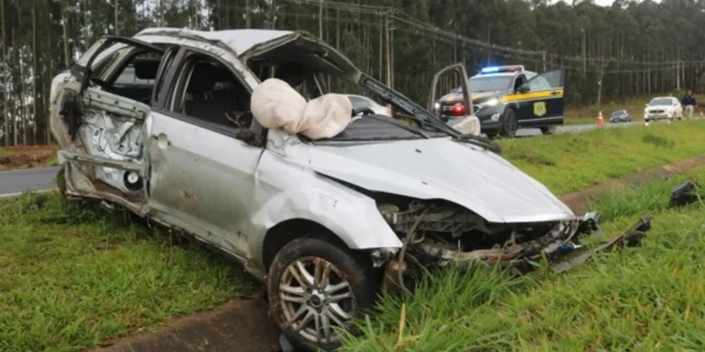 No veículo viajam três adultos e duas crianças. Um dos adultos morreu