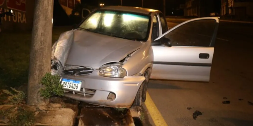 Imagem ilustrativa da imagem Motorista leva 'fechada' e bate em poste na Taunay