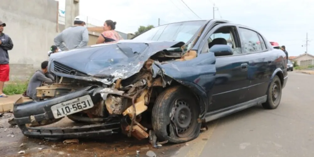 Colisão envolveu dois carros e uma moto na tarde deste sábado (2)