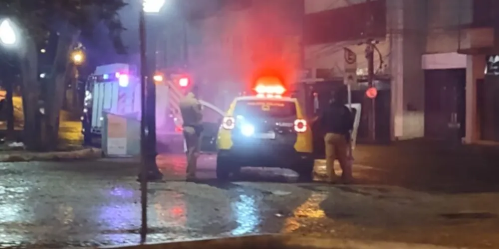 Incêndio foi controlado por volta das 22h30 deste sábado