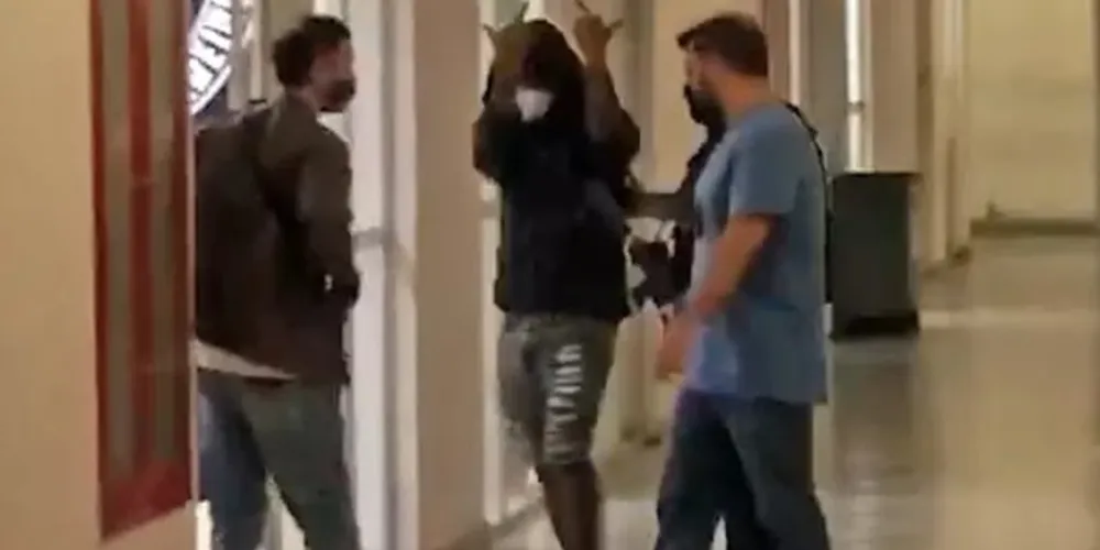 Cantor fez gesto obsceno ao chegar a delegacia.