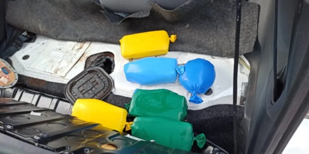 Droga foi encontrada no tanque do veículo