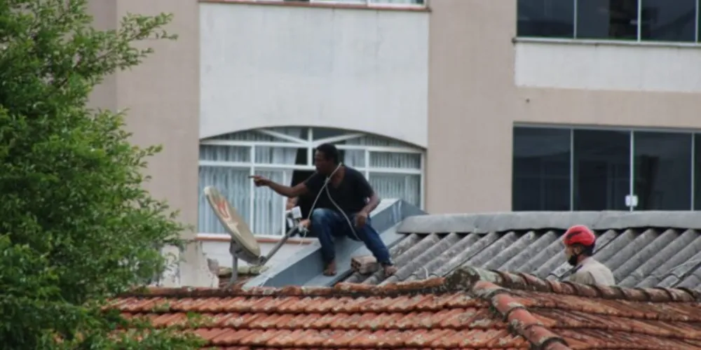 Imagem ilustrativa da imagem Suspeito foge, sobe em telhado e causa confusão em PG