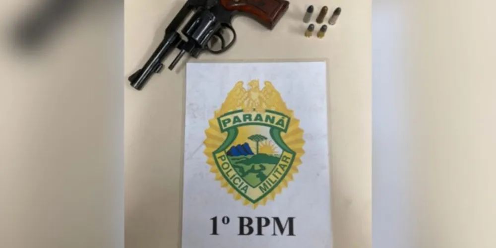 Suspeito está foragido após ameaçar a filha e a ex-mulher com um revólver.