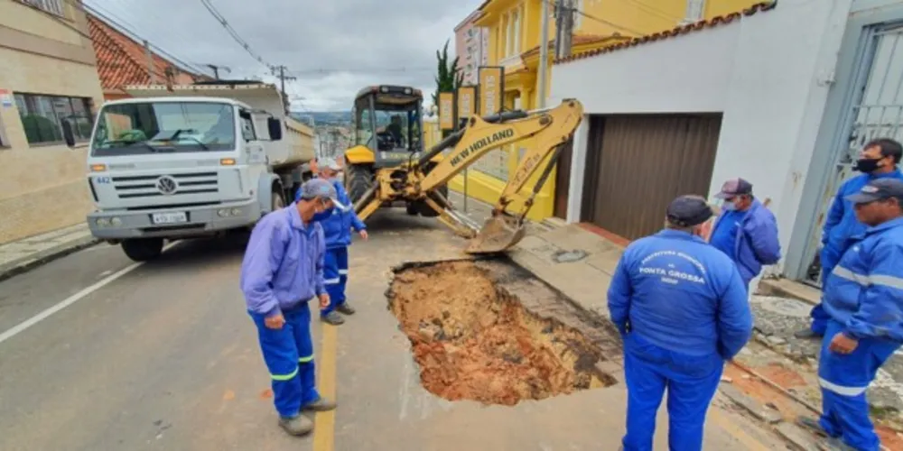 O asfalto cedeu e um grande buraco bloqueou uma das vias da rua Padre João Lux, no centro de Ponta Grossa