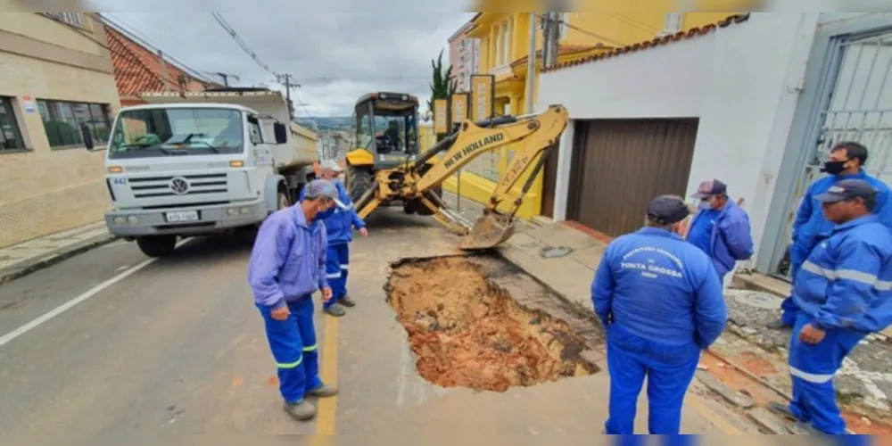 O asfalto cedeu e um grande buraco bloqueou uma das vias da rua Padre João Lux, no centro de Ponta Grossa