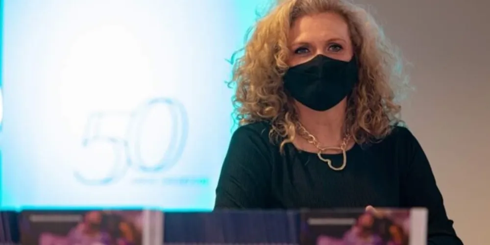 Adriana durante lançamento do livro do 48º Fenata