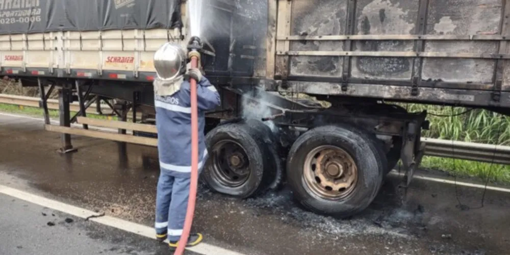 Imagem ilustrativa da imagem Caminhão pega fogo e bloqueia rodovia em PG