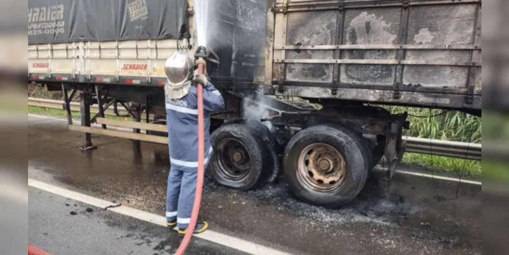 Imagem ilustrativa da imagem Caminhão pega fogo e bloqueia rodovia em PG
