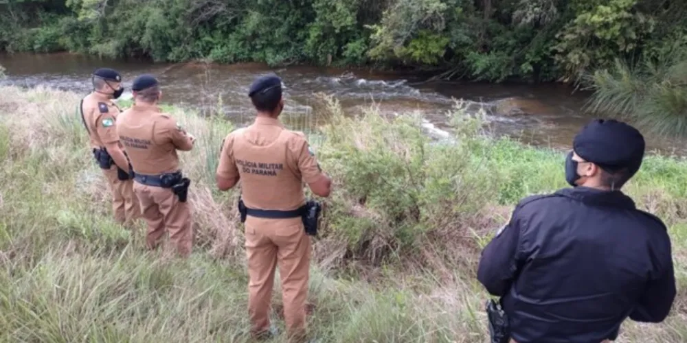 Corpo está parcialmente submerso