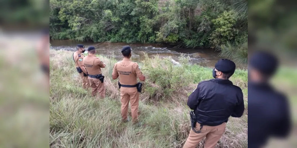 Corpo está parcialmente submerso