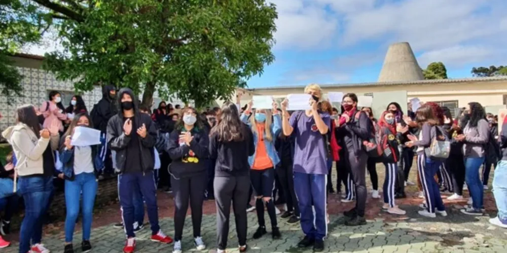 Dezenas de alunos do Frei Doroteu de Pádua carregavam cartazes dizendo “sob o assédio não se cale, grite”