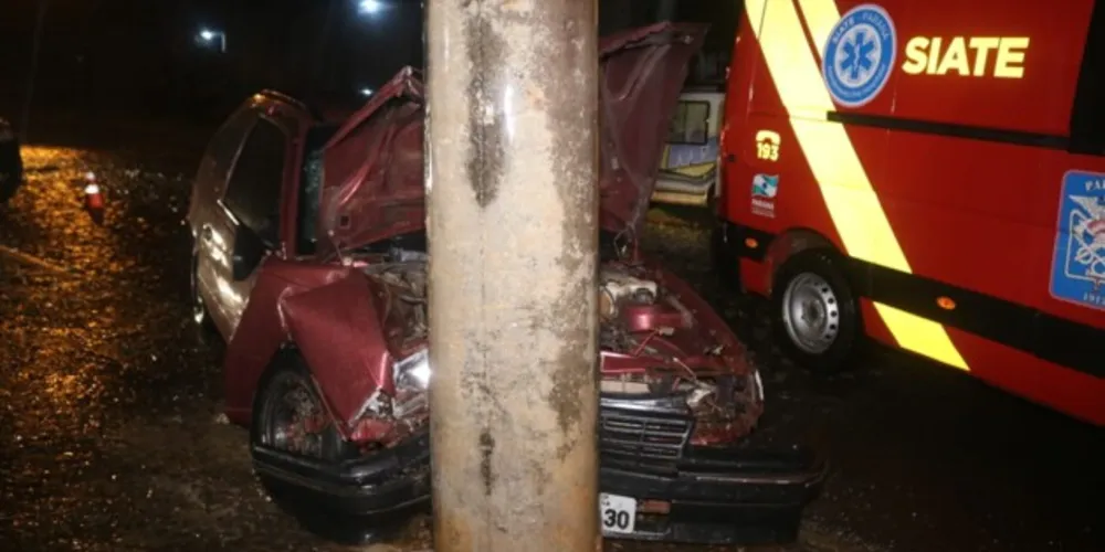 Motorista perdeu o controle do carro e bateu contra um poste na noite deste sábado (23)