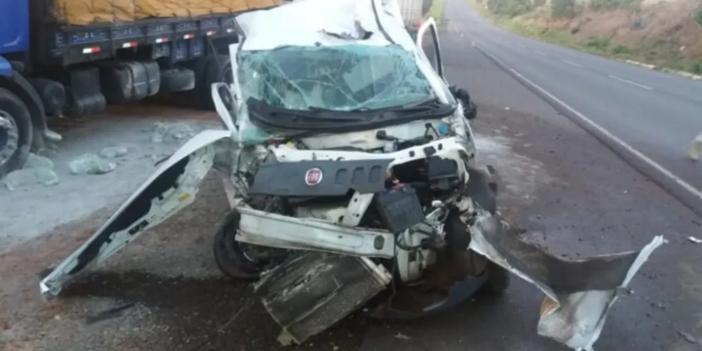 O motorista da caminhonete Fiorino sofreu ferimentos leves apesar da gravidade do acidente