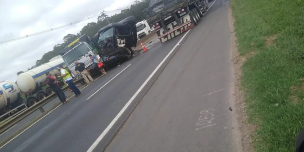 O acidente envolveu dois caminhões e um carro