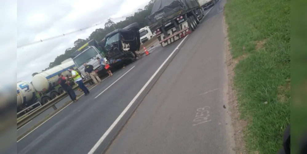 O acidente envolveu dois caminhões e um carro