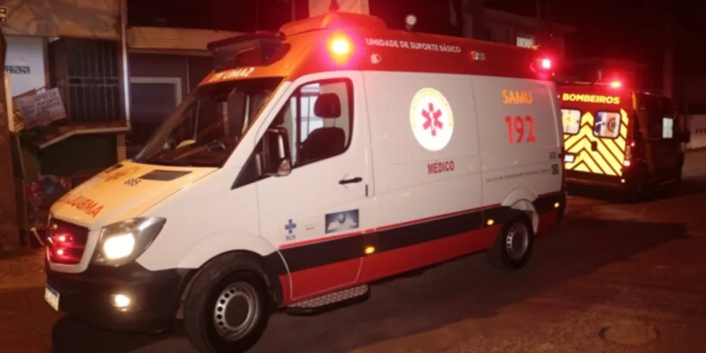 Piloto da moto ficou ferido depois de cair após passar por um buraco