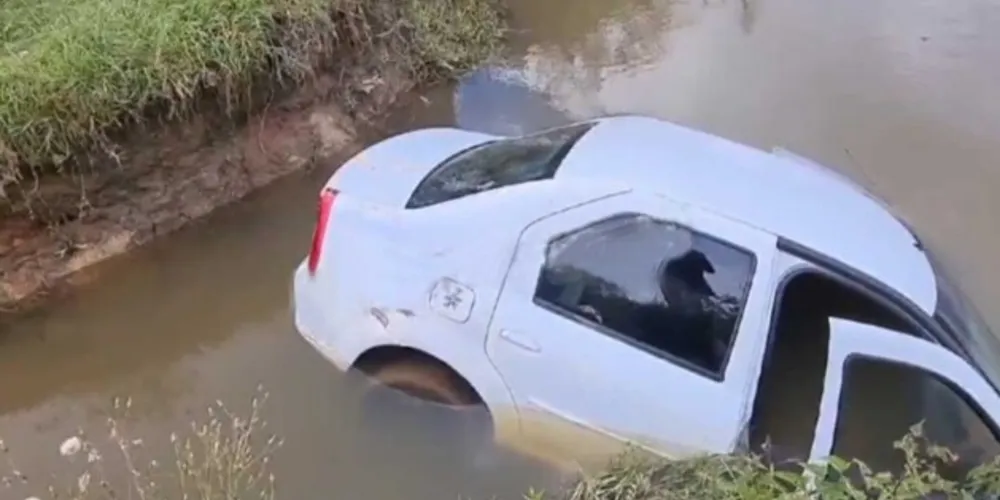 No local, a equipe policial confirmou a existência do veículo e identificou manchas de sangue e capsulas de pistola no interior do carro
