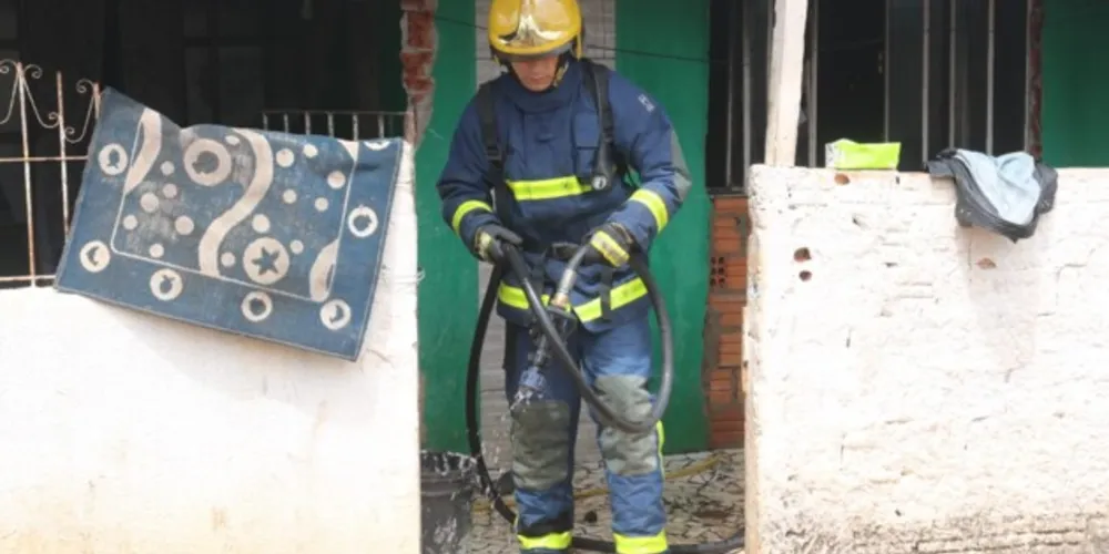 Imagem ilustrativa da imagem Carregador de celular provoca princípio de incêndio em PG