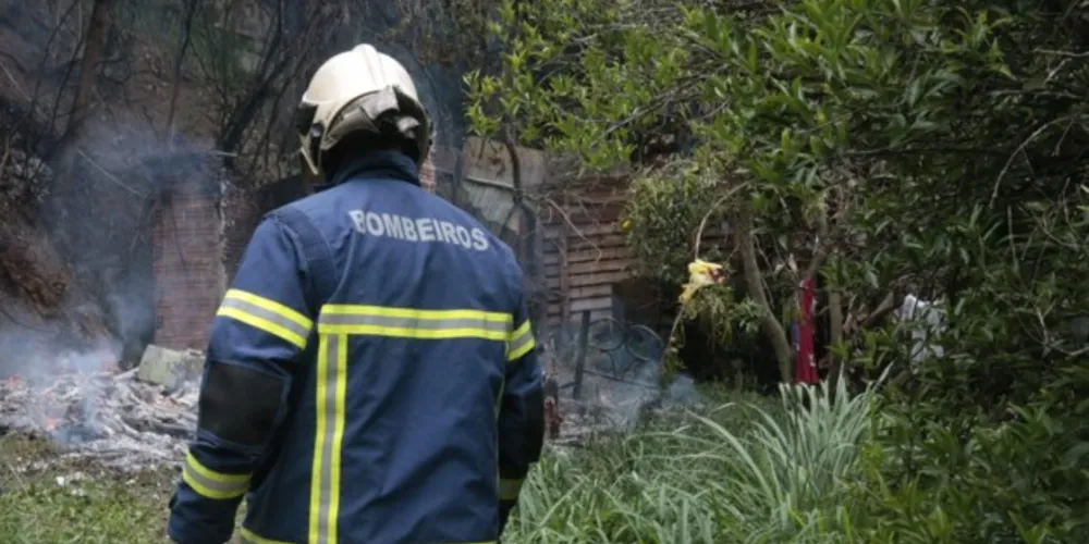 Equipes do Corpo de Bombeiros, tiveram dificuldade para acessar o imóvel.