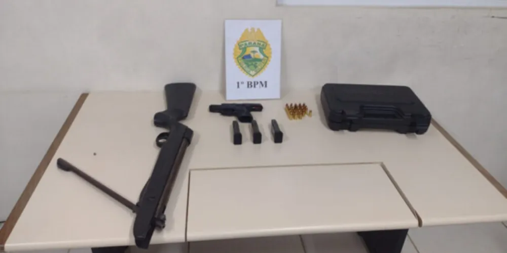 Na ocorrência foram apreendidas uma arma de fogo e uma de pressão.