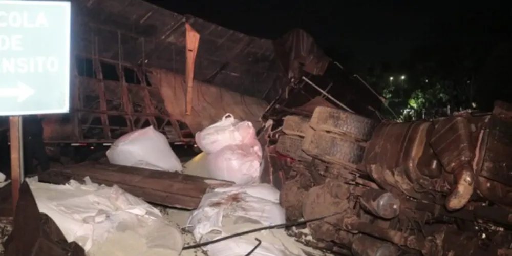 O caminhão estava carregado com fertilizantes