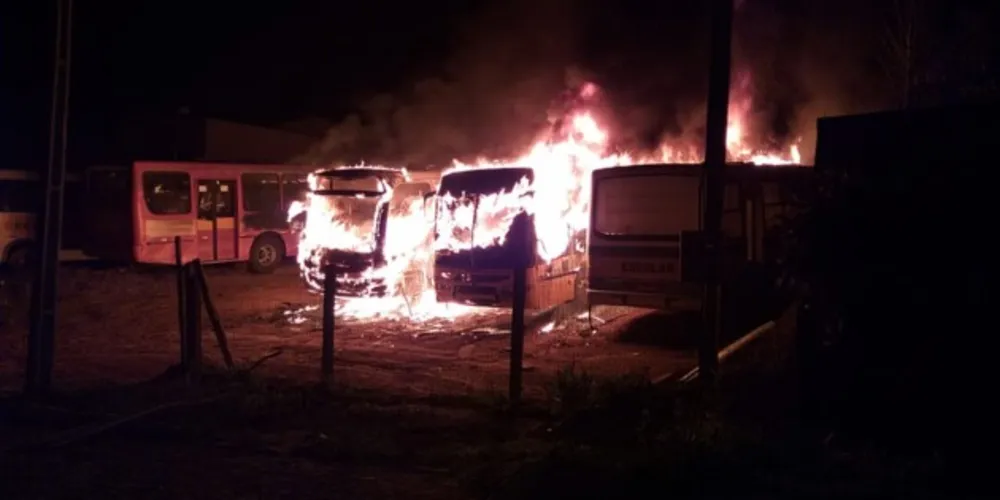 Imagem ilustrativa da imagem Grande incêndio destrói seis ônibus em Ipiranga
