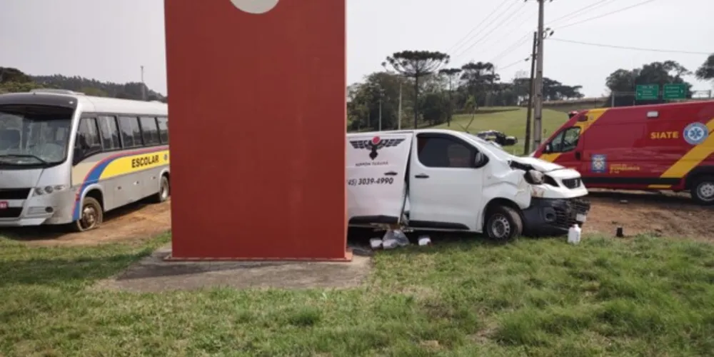  O condutor da VAN teve queimaduras por conta do carregamento de produtos de higienização que carregava, contendo Ácido Clorídrico (HCl). 