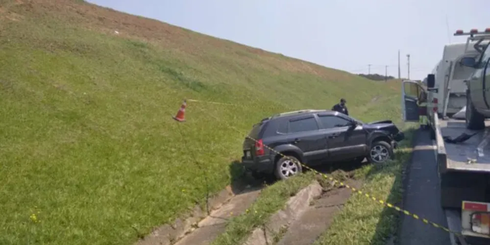 Veículo Tucson acabou cruzando o canteiro central da rodovia.