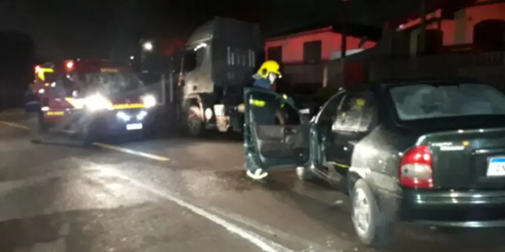 Motorista apresentava sinais de embriaguez, resistiu ao atendimento do Siate e tentou sair do local com o carro batido.