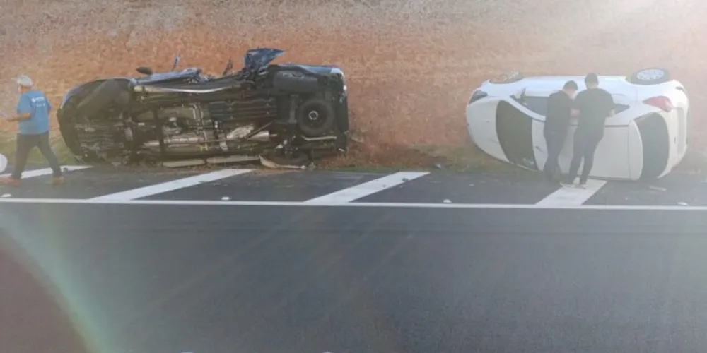 O acidente do tipo engavetamento envolveu dois veículos e um caminhão