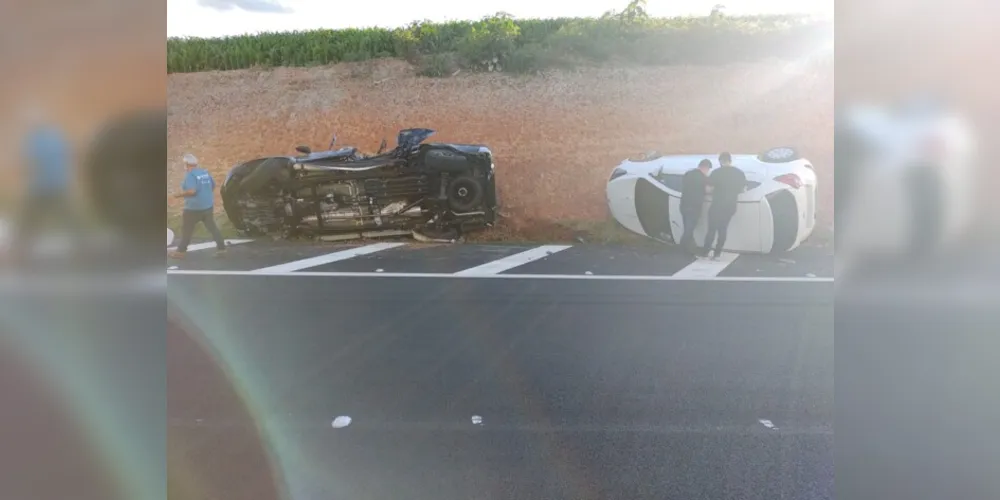 O acidente do tipo engavetamento envolveu dois veículos e um caminhão