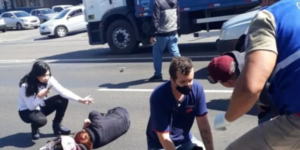 Os ocupantes da moto sofreram ferimentos graves.