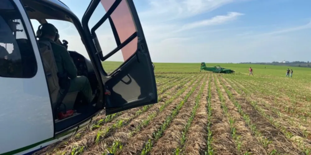 Avião monomotor aterrissou no interior de uma propriedade rural