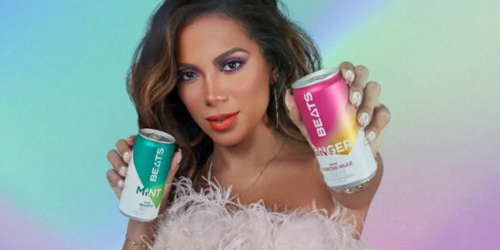 Os produtos têm assinatura de Anitta e chegam às prateleiras em novembro,