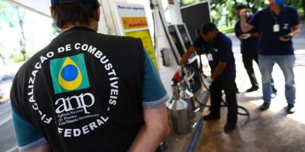 Nas ações, os fiscais verificam se as normas da Agência como o atendimento aos padrões de qualidade dos combustíveis, o fornecimento do volume correto pelas bombas, apresentação de equipamentos e documentação estão adequados.