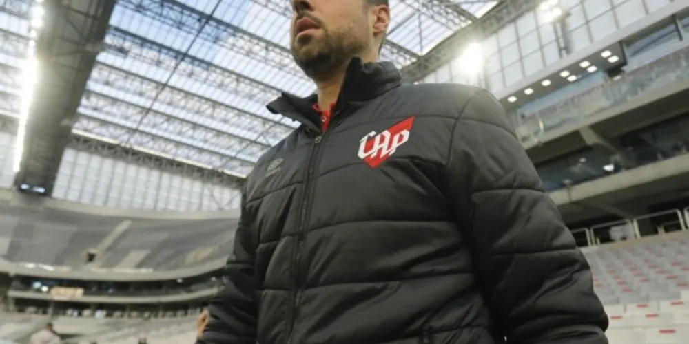 António Oliveira teve 21 vitórias, 7 empates e 12 derrotas no comando do Athletico PR.