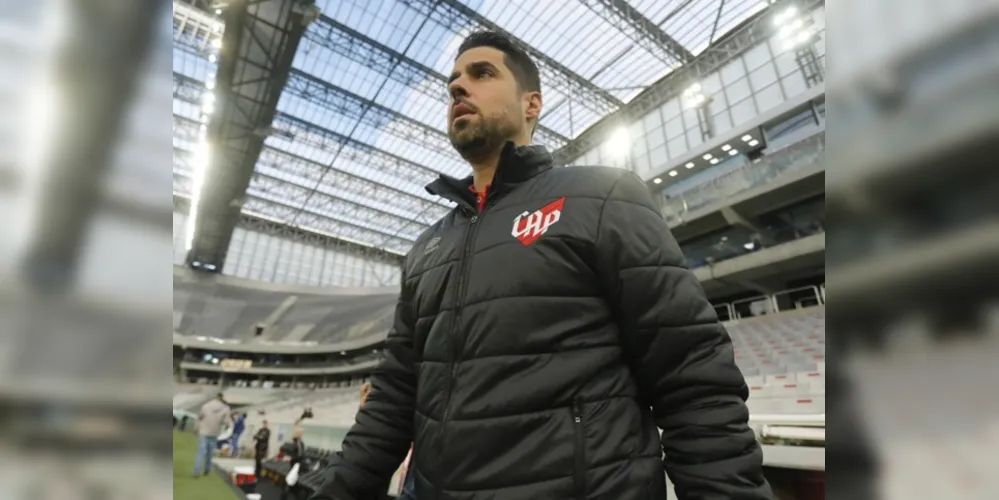 António Oliveira teve 21 vitórias, 7 empates e 12 derrotas no comando do Athletico PR.