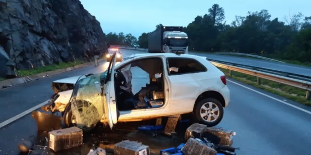 A droga estava em um carro que capotou na rodovia. O motorista está em estado grave