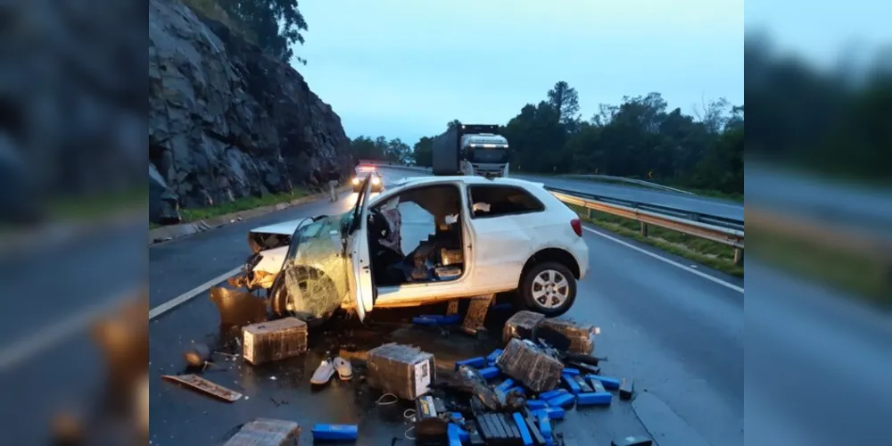 A droga estava em um carro que capotou na rodovia. O motorista está em estado grave