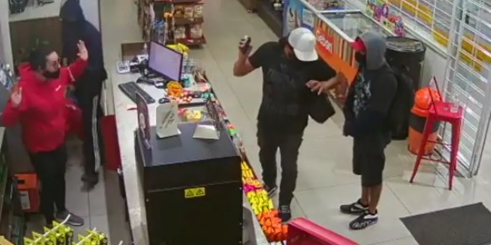 Imagem ilustrativa da imagem Dupla rende funcionários e toca terror em posto de PG