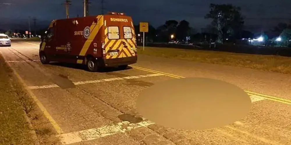 Trabalhadores de uma empresa em frente ao local ouviram o barulho, mas ninguém sabe informar como foi o acidente.