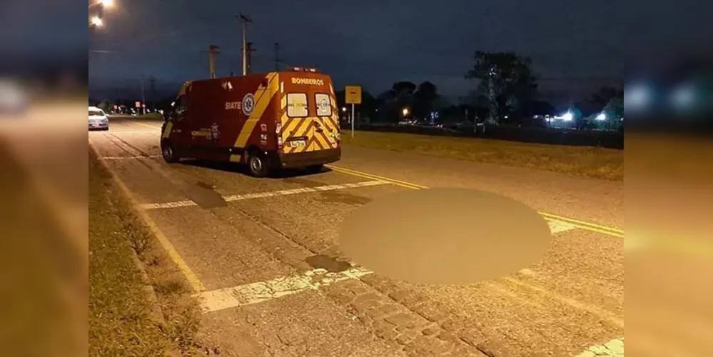 Trabalhadores de uma empresa em frente ao local ouviram o barulho, mas ninguém sabe informar como foi o acidente.