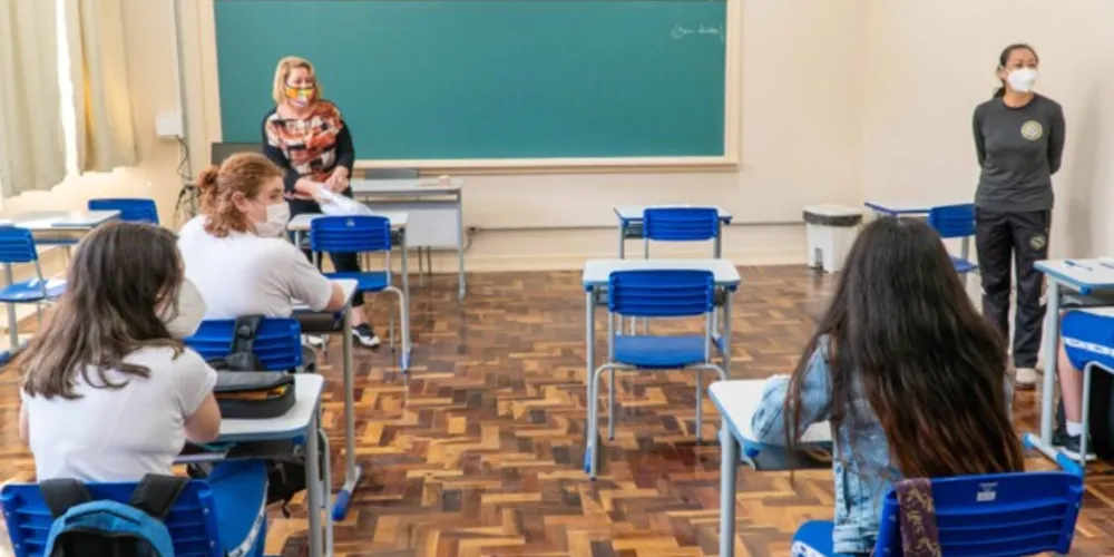 A capacidade máxima dos espaços segue com a necessidade de respeitar o distanciamento físico de um metro entre as pessoas.