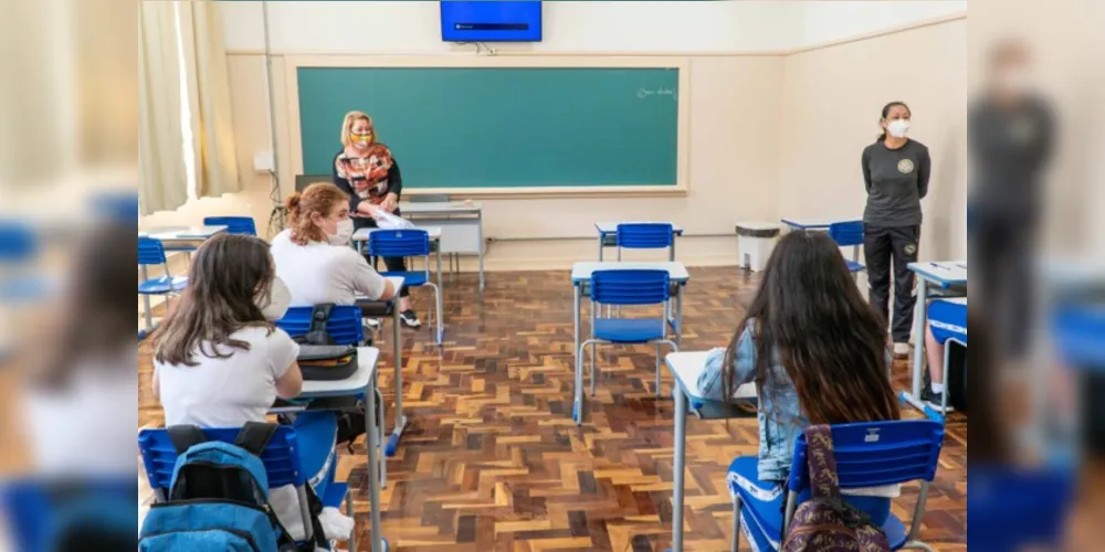 A capacidade máxima dos espaços segue com a necessidade de respeitar o distanciamento físico de um metro entre as pessoas.