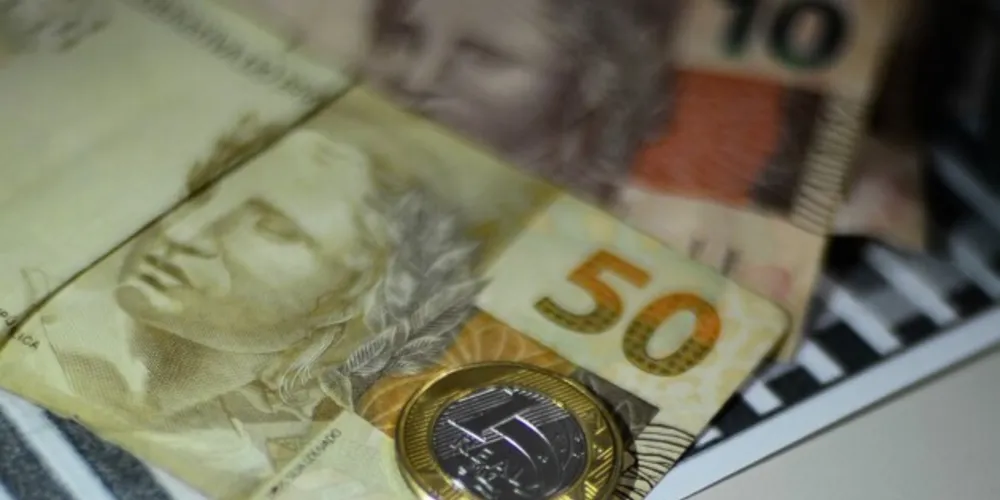O dinheiro é depositado nas contas poupança digitais e pode ser movimentado pelo aplicativo Caixa Tem.