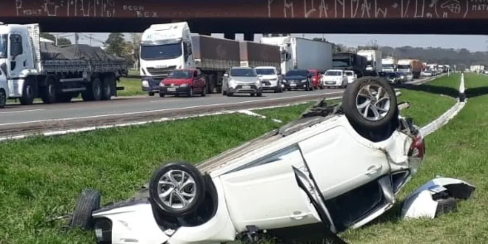 Acidente aconteceu na BR-376, em Curitiba. Criança de 7 anos ficou ferida e foi para o hospital